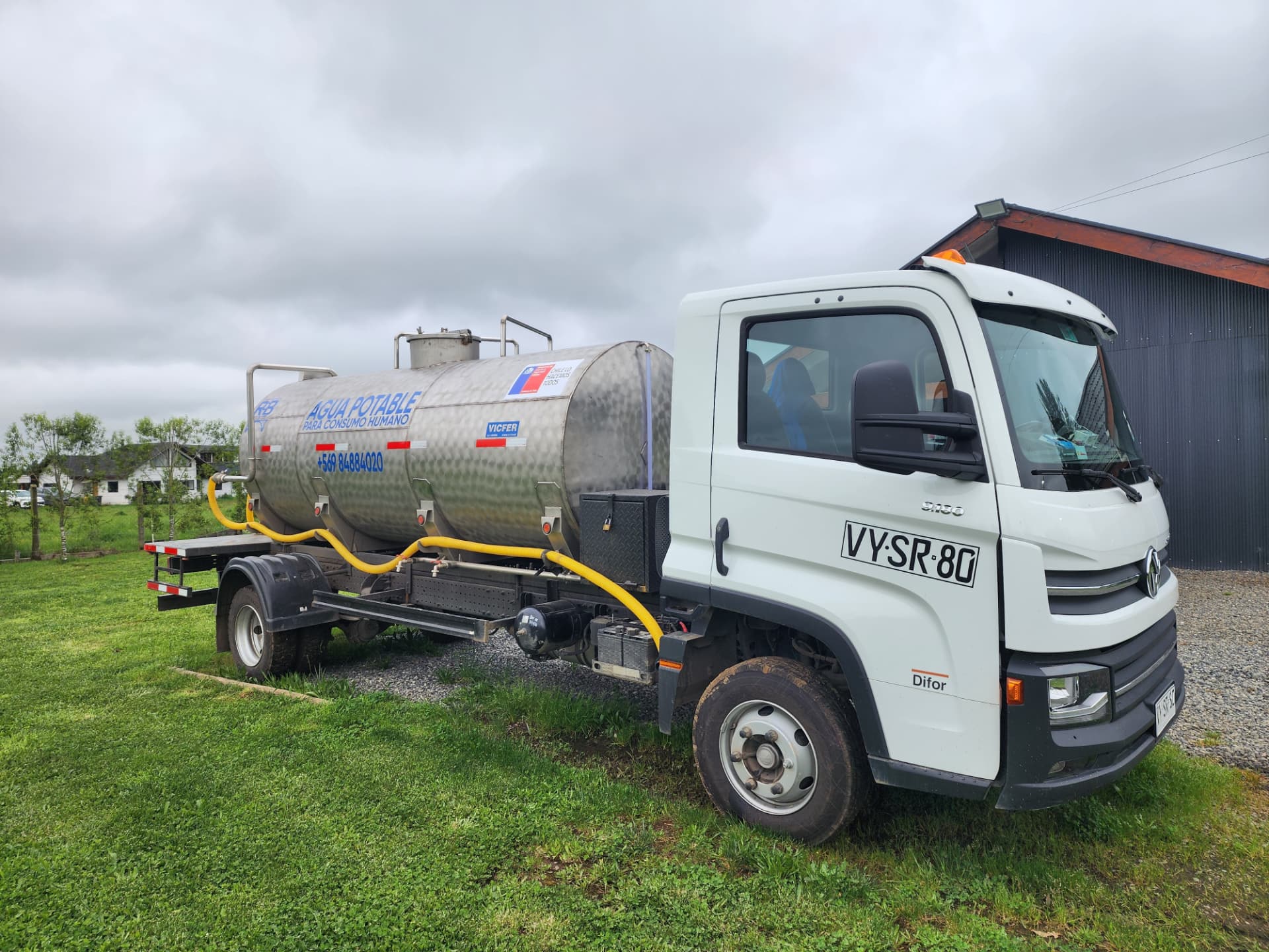 Camión aljibe Ruta del Bueno con estanque de acero inoxidable para agua potable